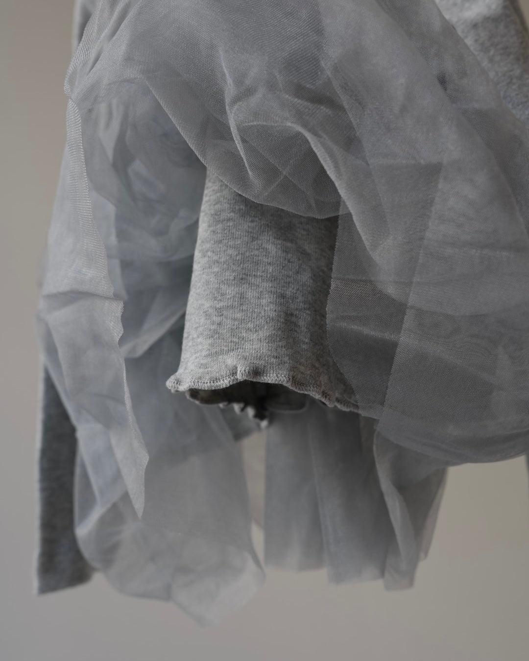 チュールフリルトップス