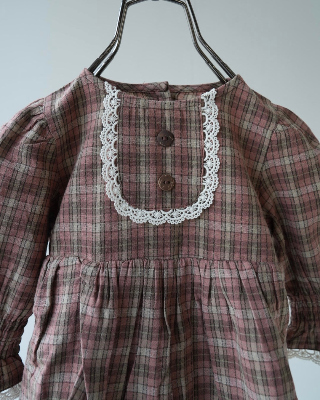 ギャザースリーブチェックロンパース