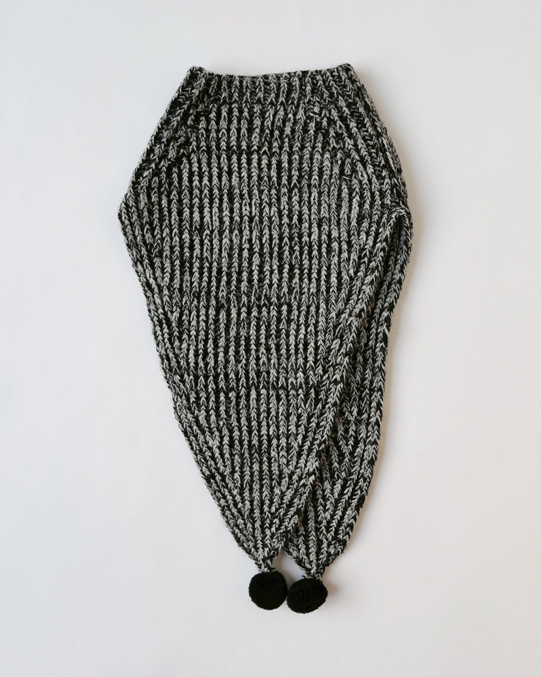 ポンポン付きニットケープ