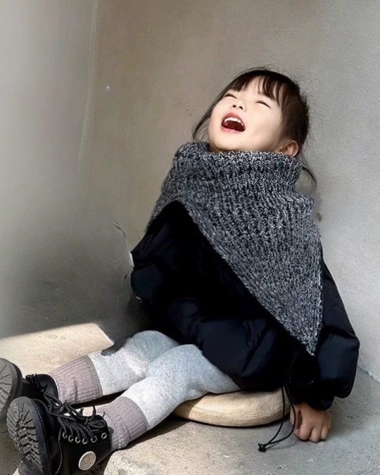 ポンポン付きニットケープ