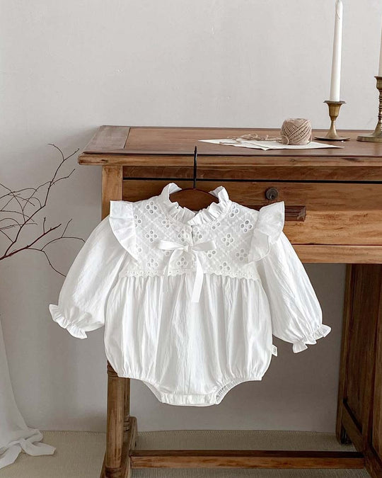 レースビブリボンロンパース