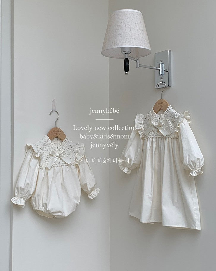 レースビブリボンロンパース