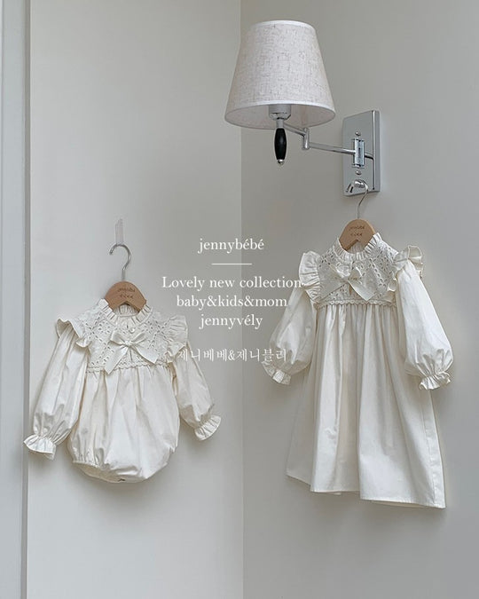 レースビブリボンロンパース