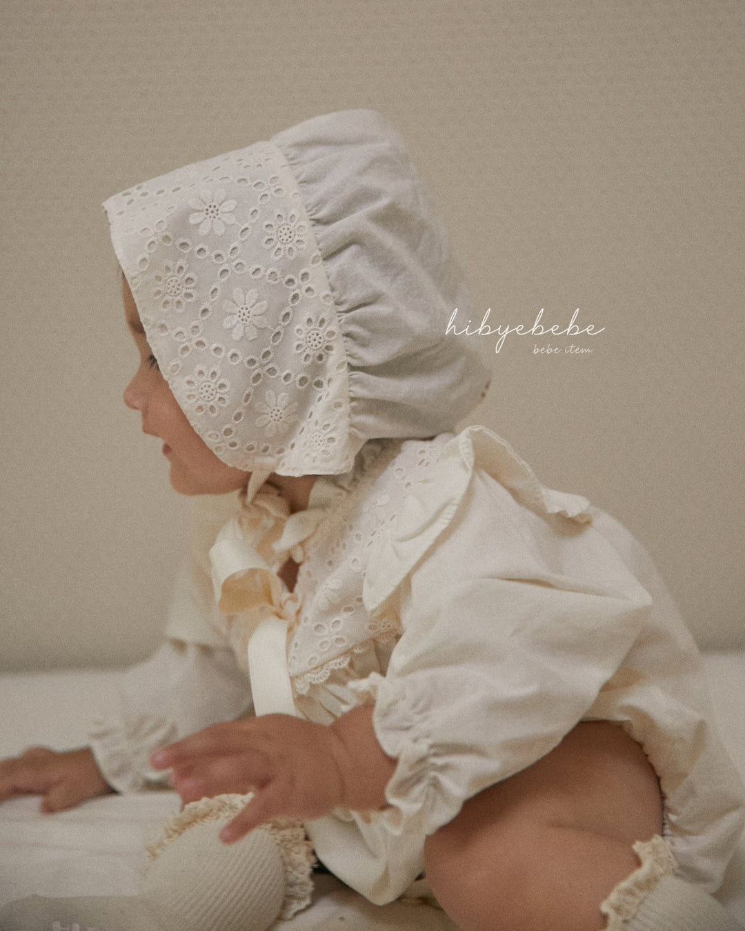 レースビブリボンロンパース