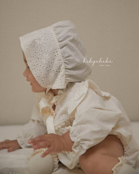 レースビブリボンロンパース