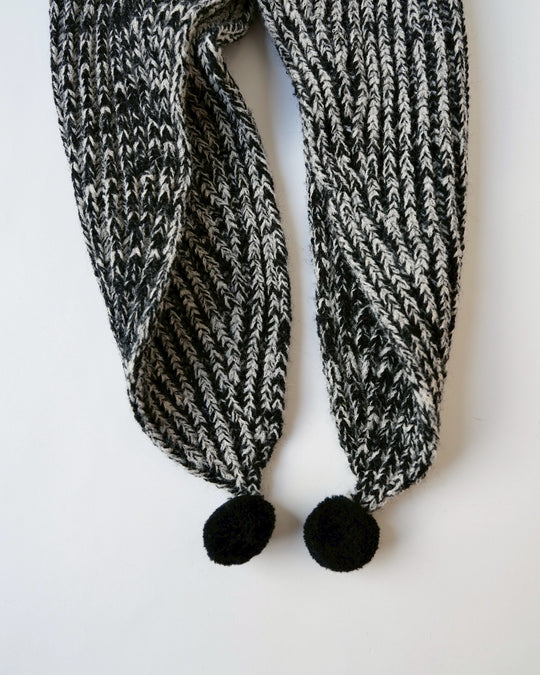 ポンポン付きニットケープ