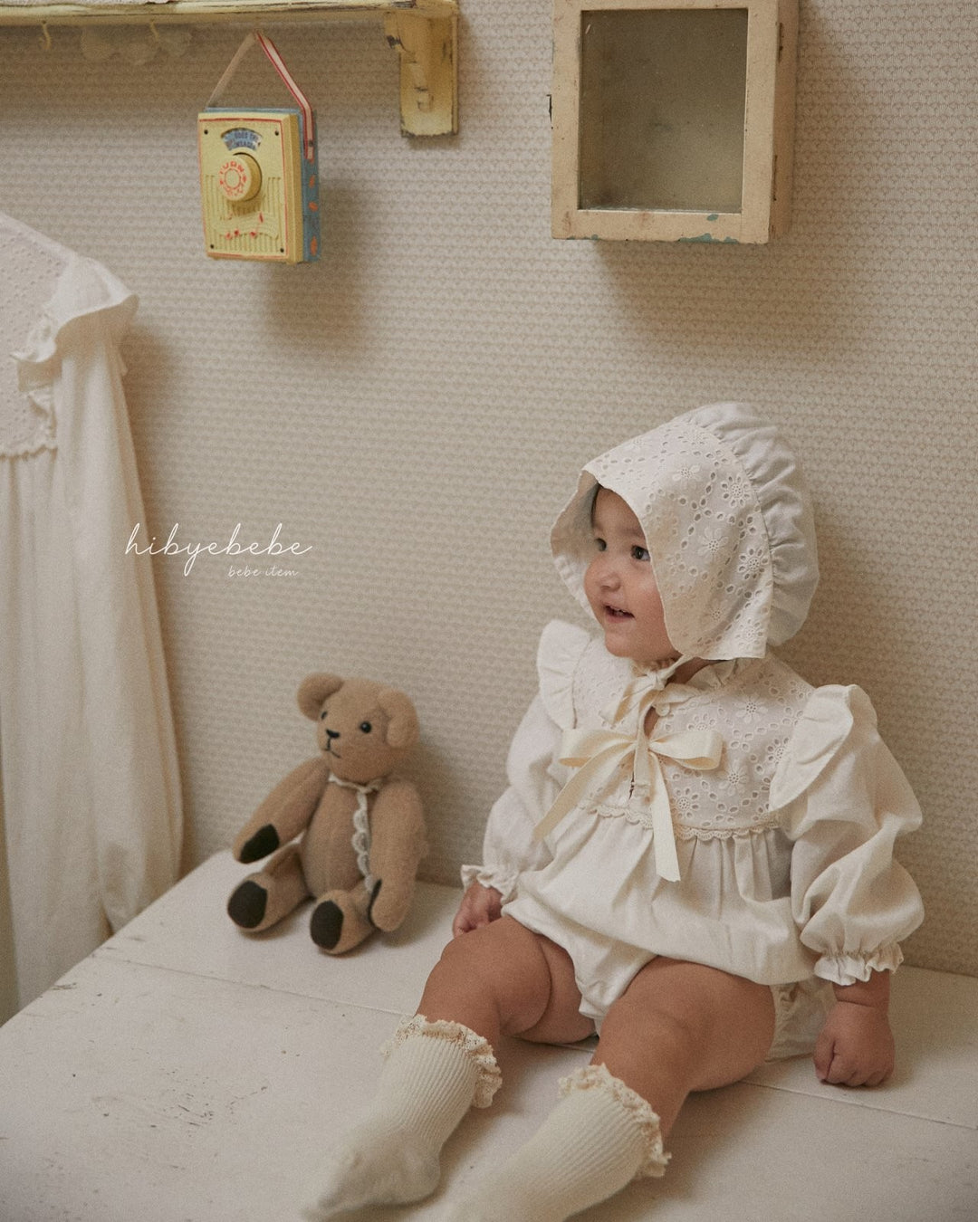 レースビブリボンロンパース