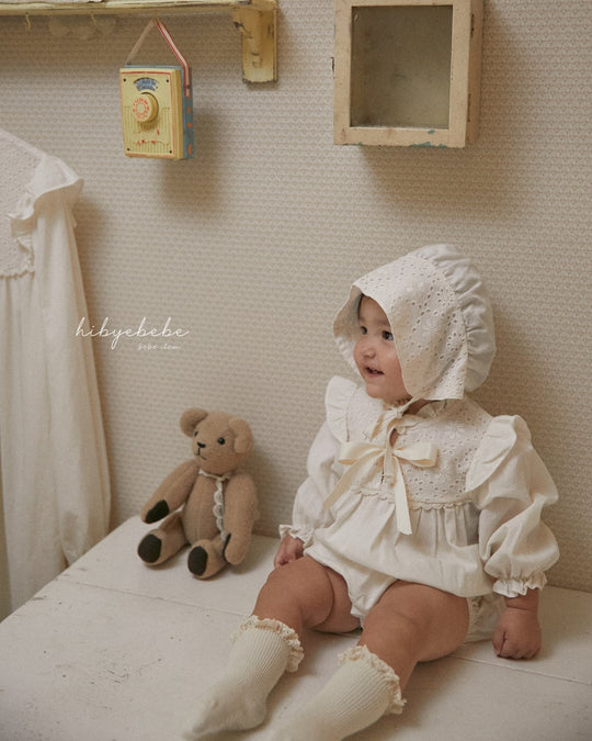 レースビブリボンロンパース