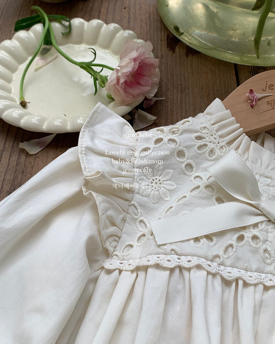 レースビブリボンロンパース