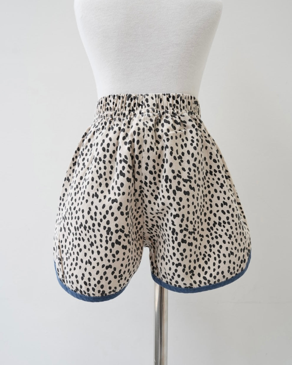 ダルメシアンパイピングショートパンツ
