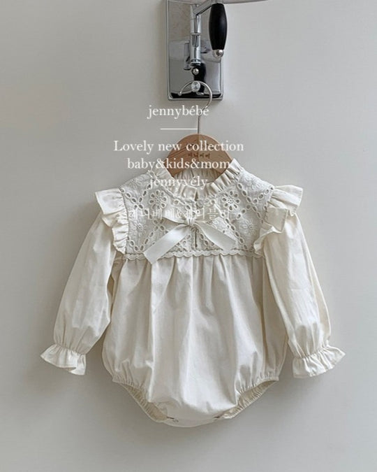 レースビブリボンロンパース