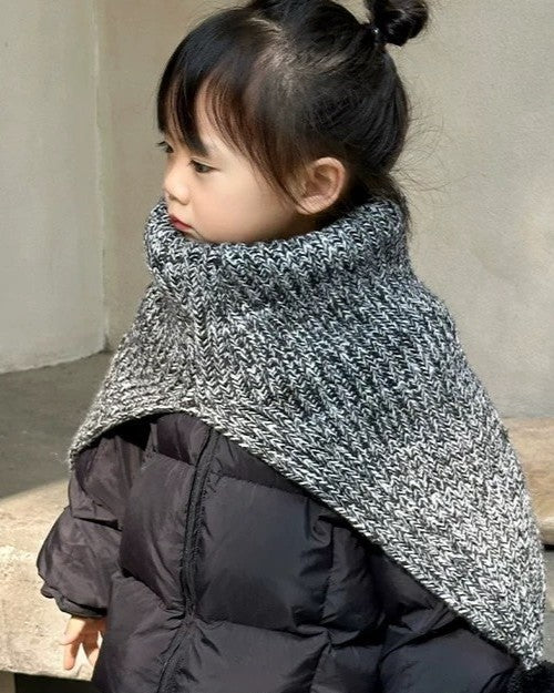 ポンポン付きニットケープ