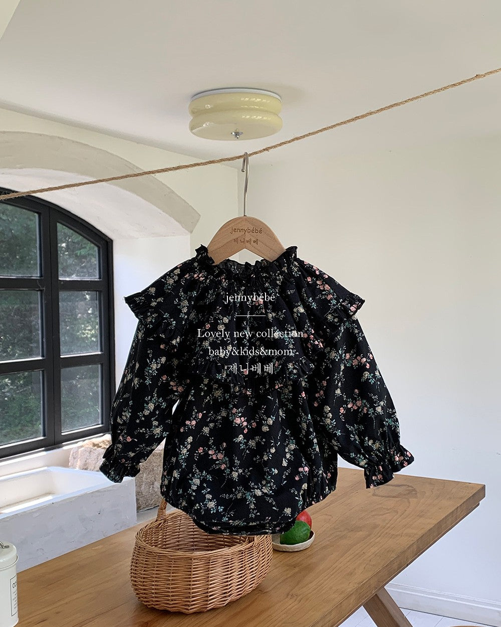 小花柄フリルロンパース