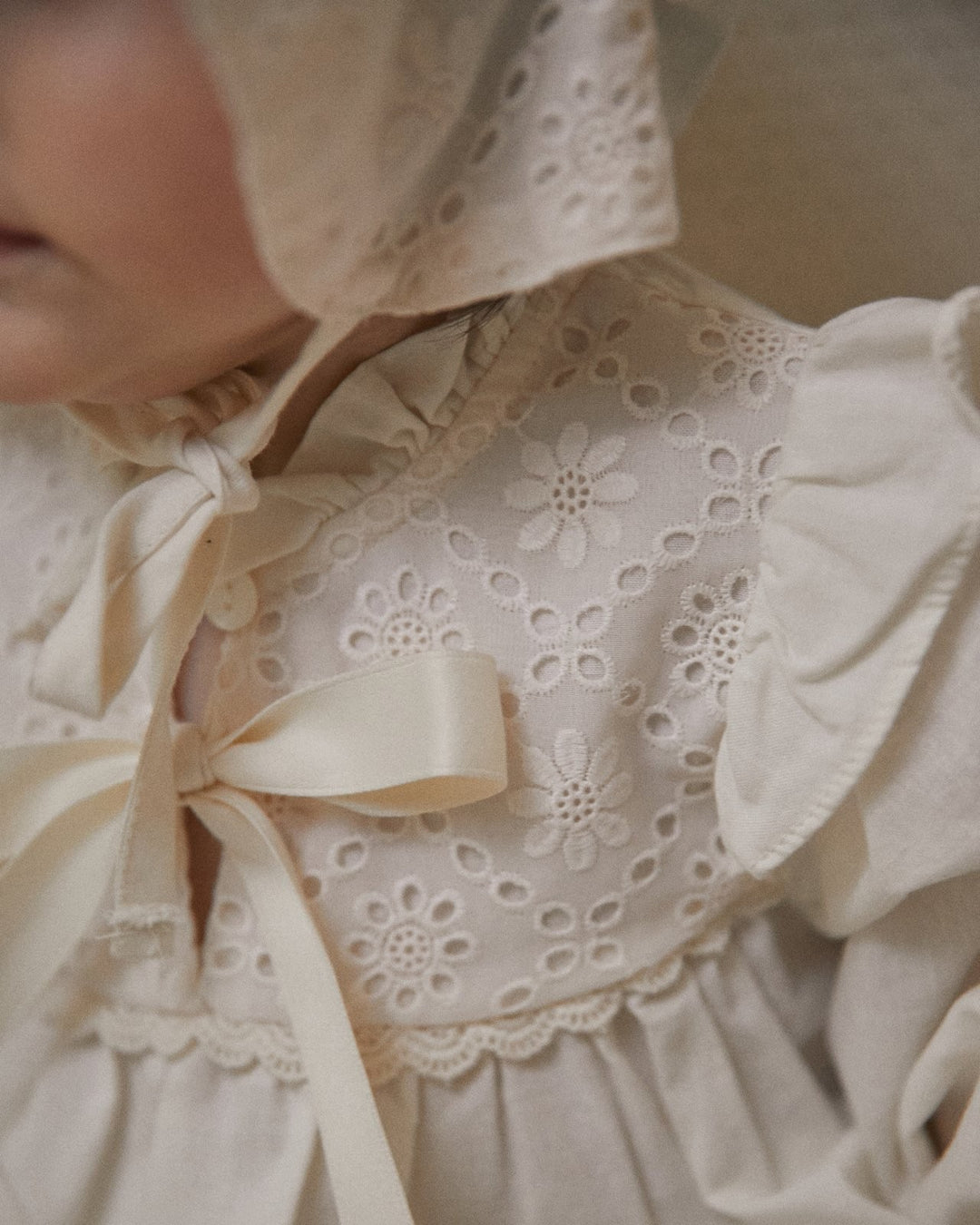 レースビブリボンロンパース