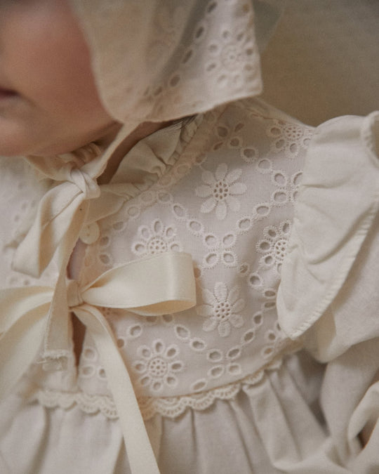 レースビブリボンロンパース