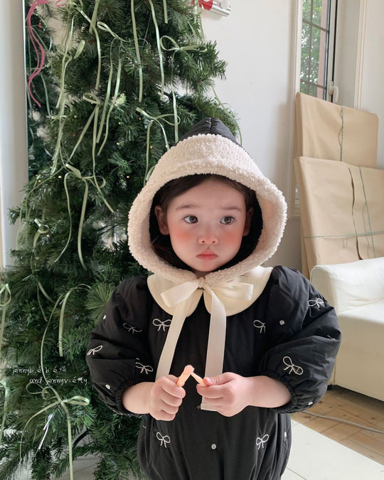 ボンネ付中綿リボンステッチロンパース