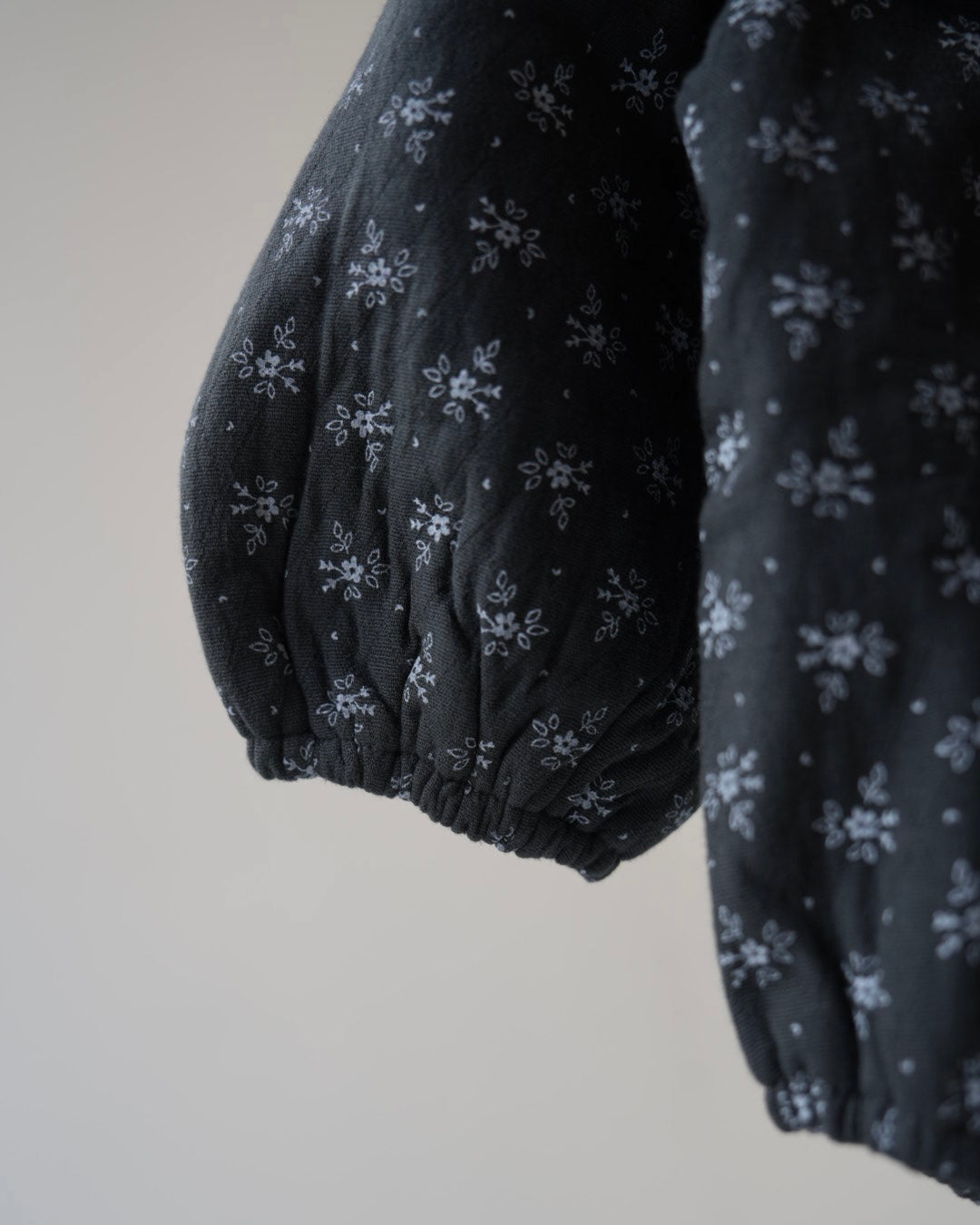 小花柄うす綿入りガーゼロンパース