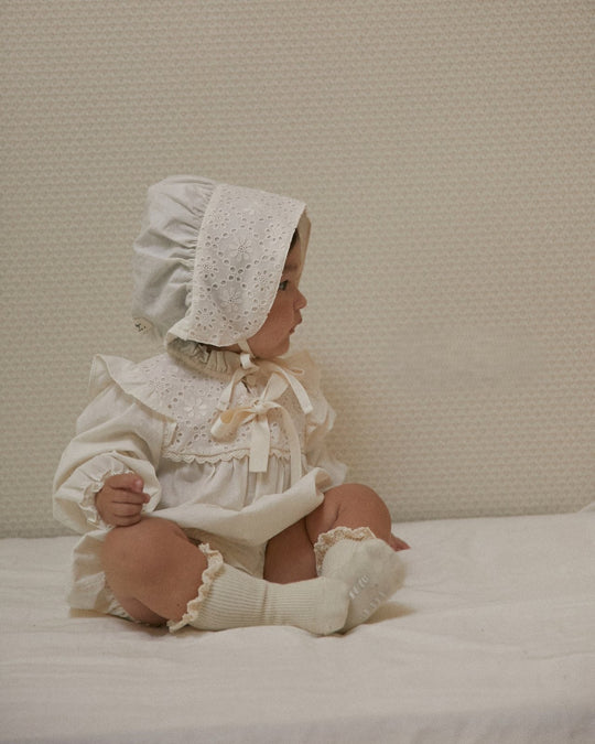 レースビブリボンロンパース