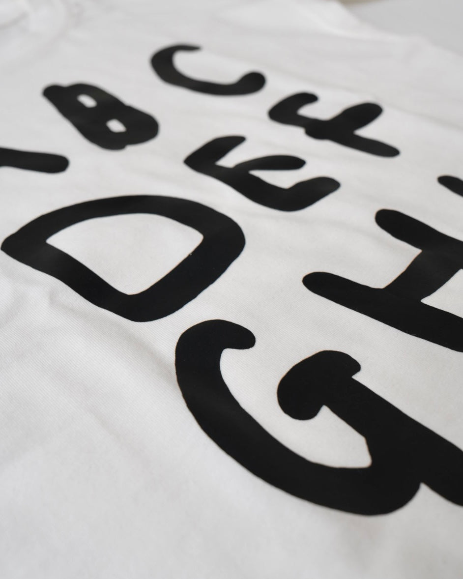 アルファベットTシャツ.