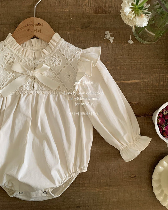 レースビブリボンロンパース