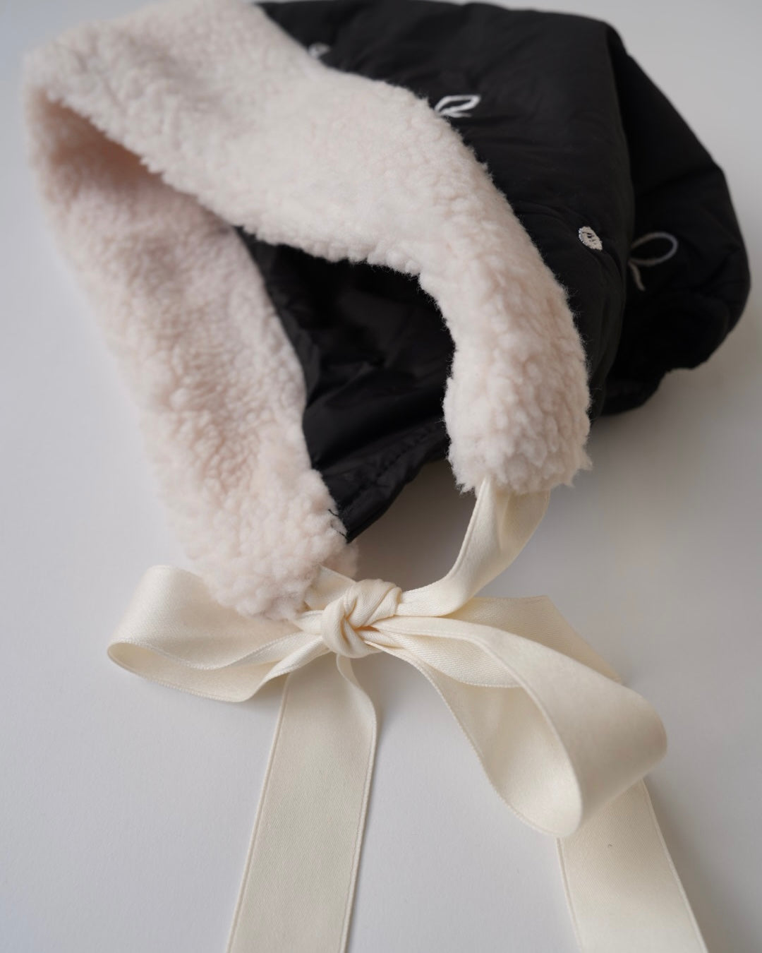 ボンネ付中綿リボンステッチロンパース