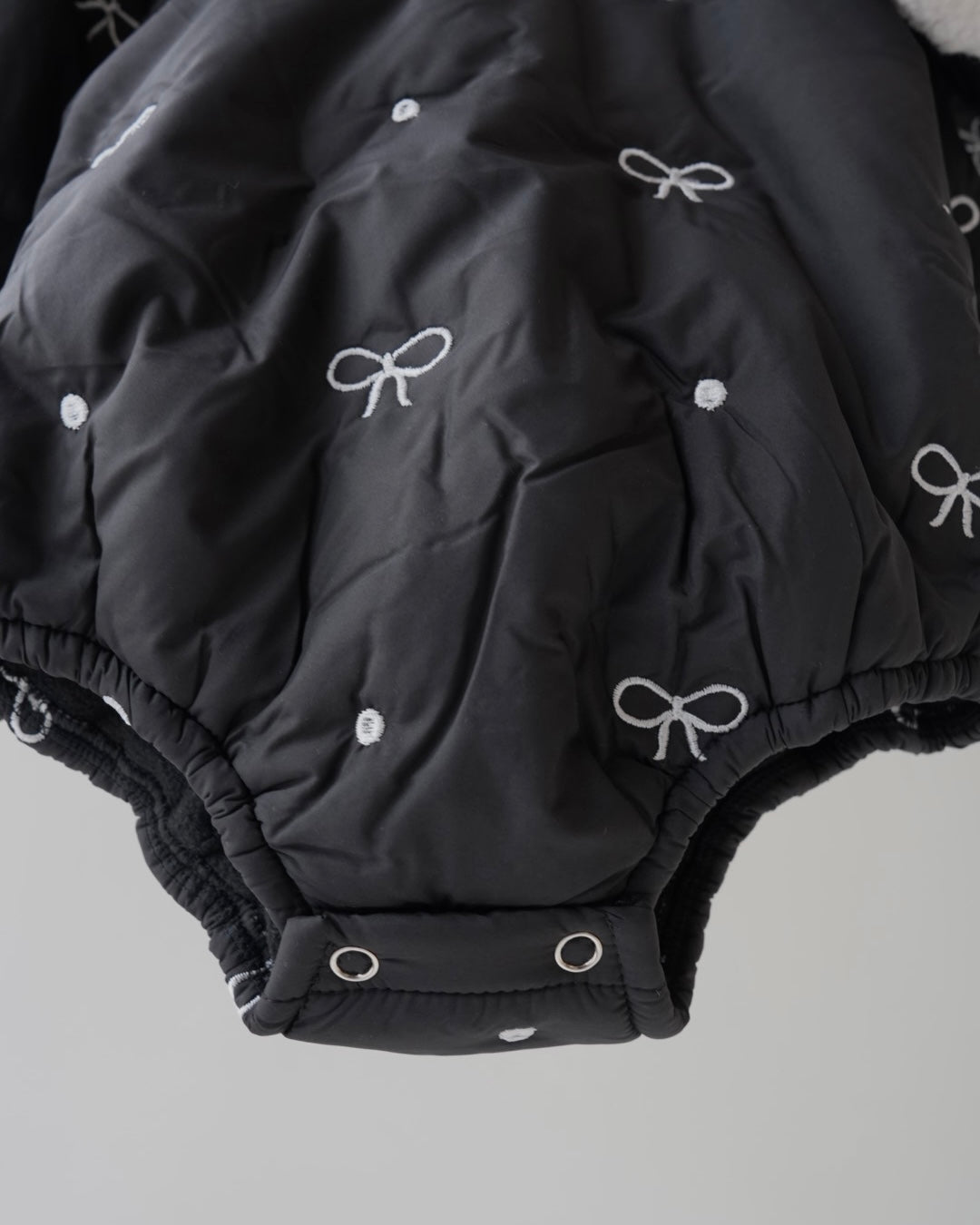 ボンネ付中綿リボンステッチロンパース