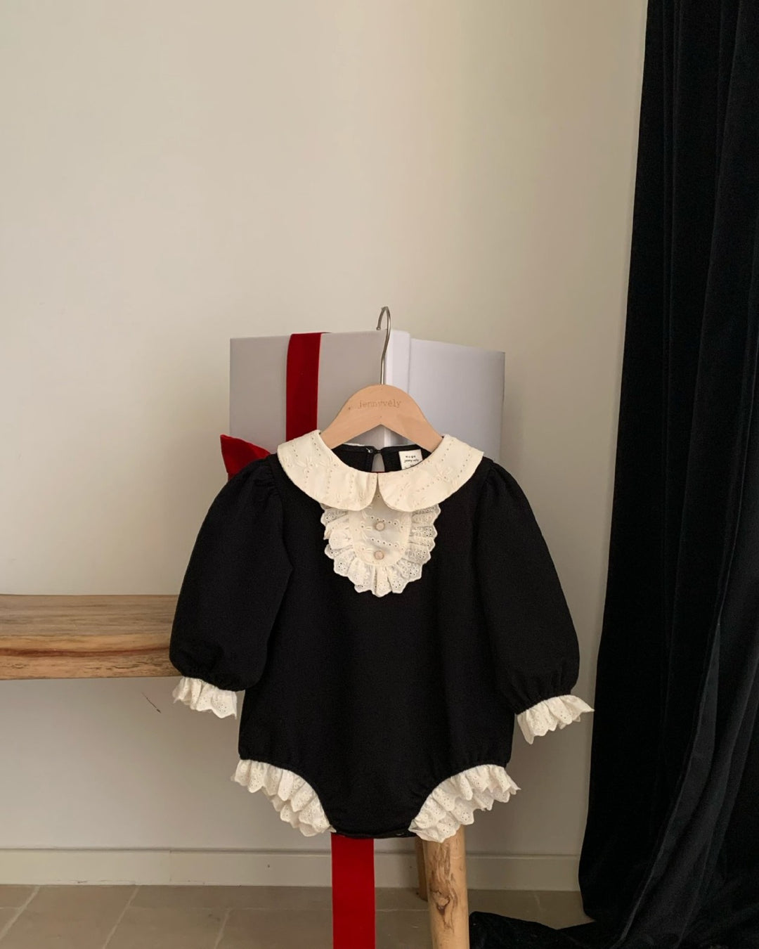 デコラレースロンパース