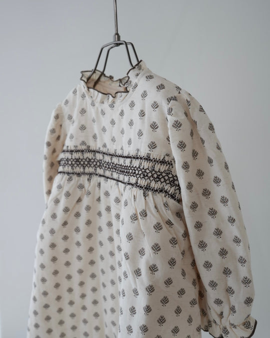 うす綿入りスモッキングワンピース