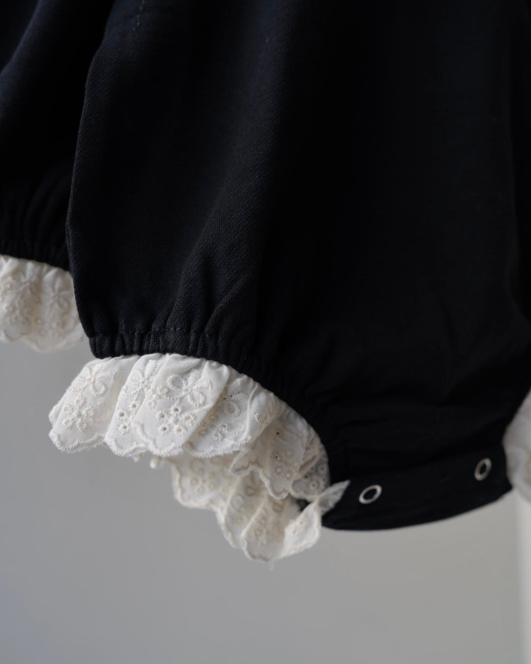 デコラレースロンパース