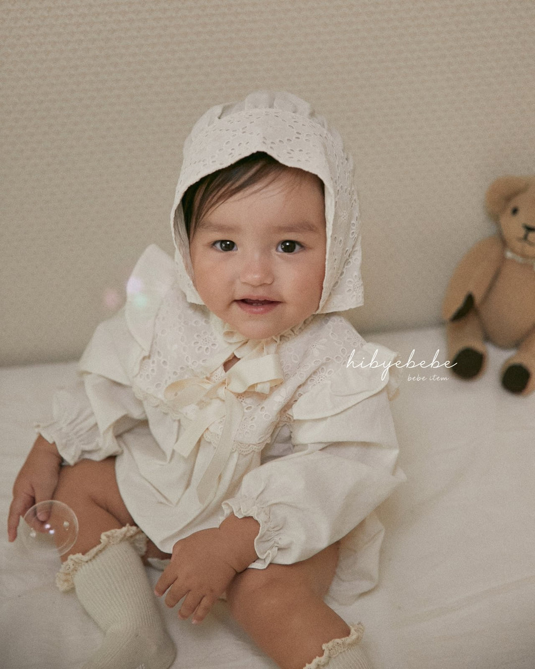 レースビブリボンロンパース