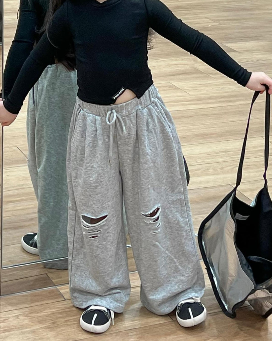 ダメージスウェットパンツ