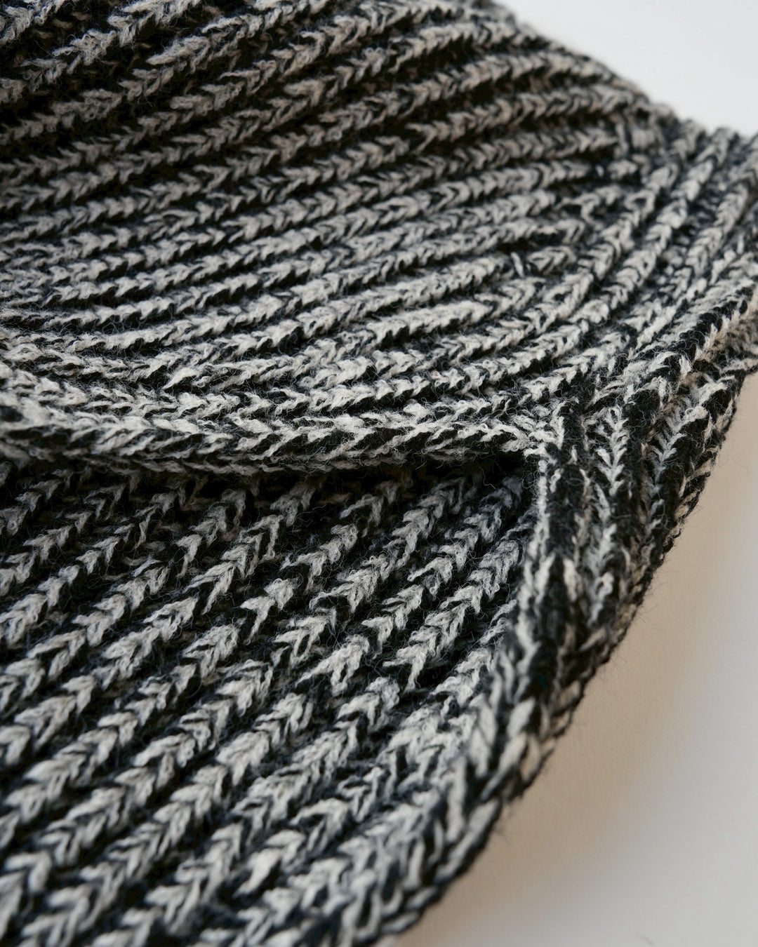 ポンポン付きニットケープ