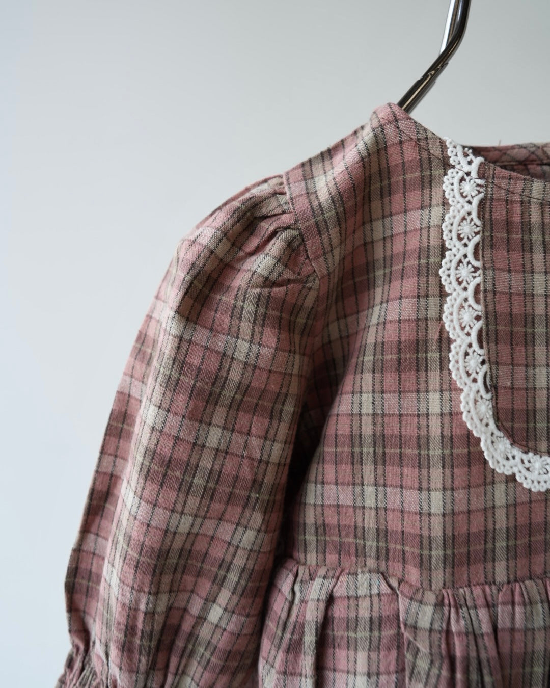 ギャザースリーブチェックロンパース