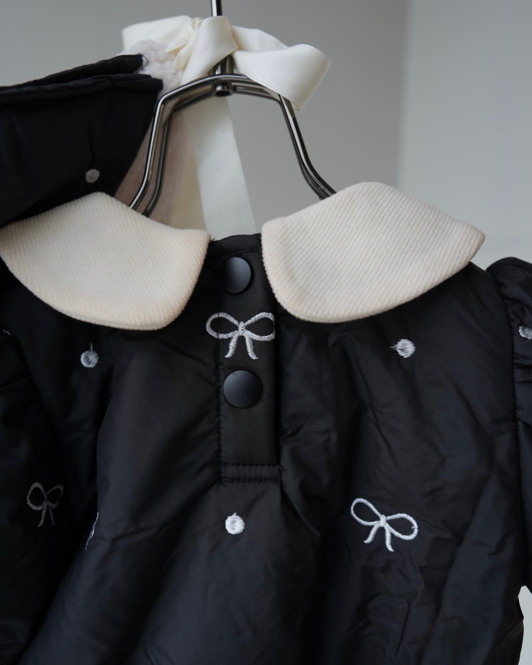 ボンネ付中綿リボンステッチロンパース