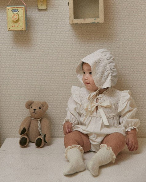 レースビブリボンロンパース