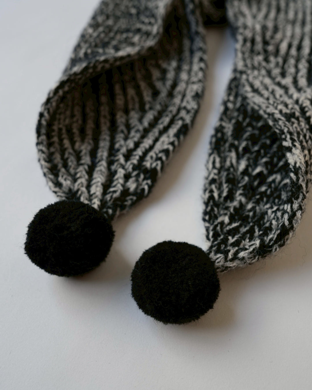 ポンポン付きニットケープ