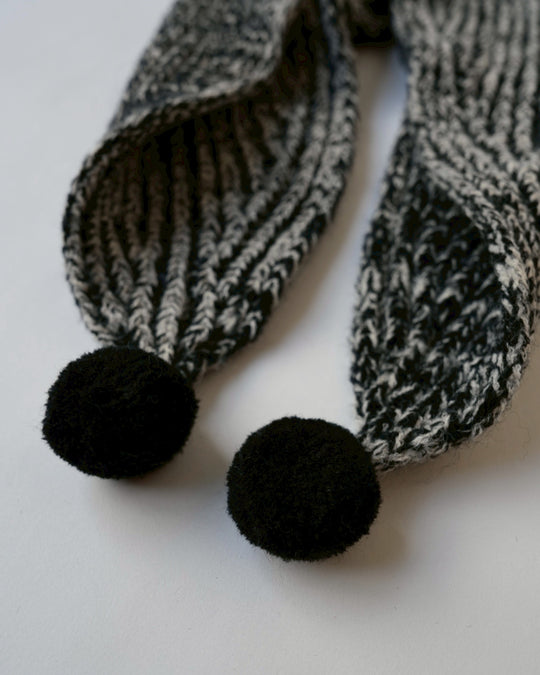 ポンポン付きニットケープ