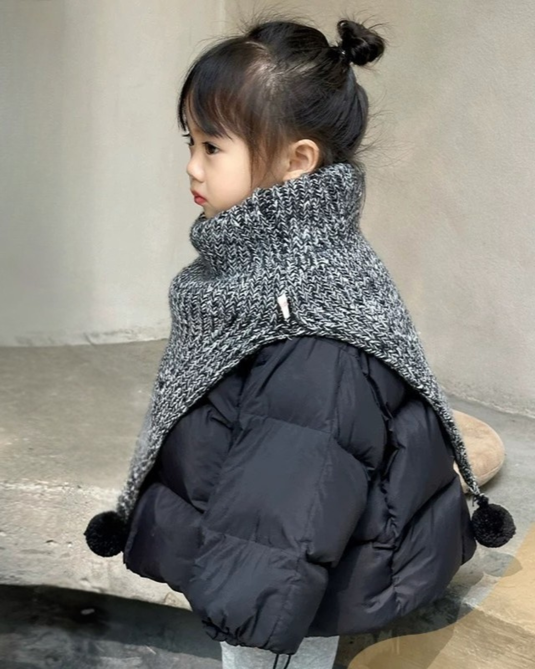 ポンポン付きニットケープ