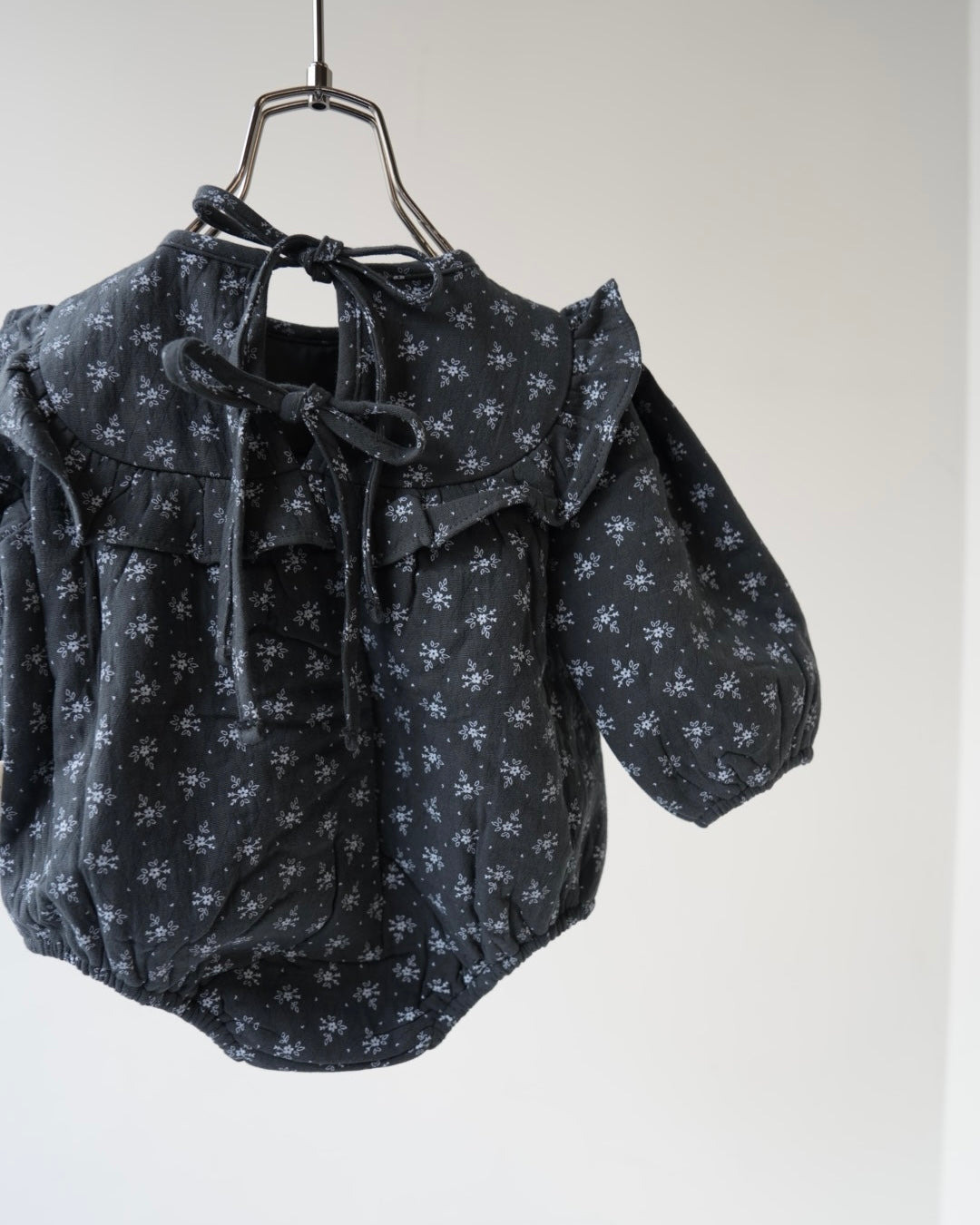 小花柄うす綿入りガーゼロンパース