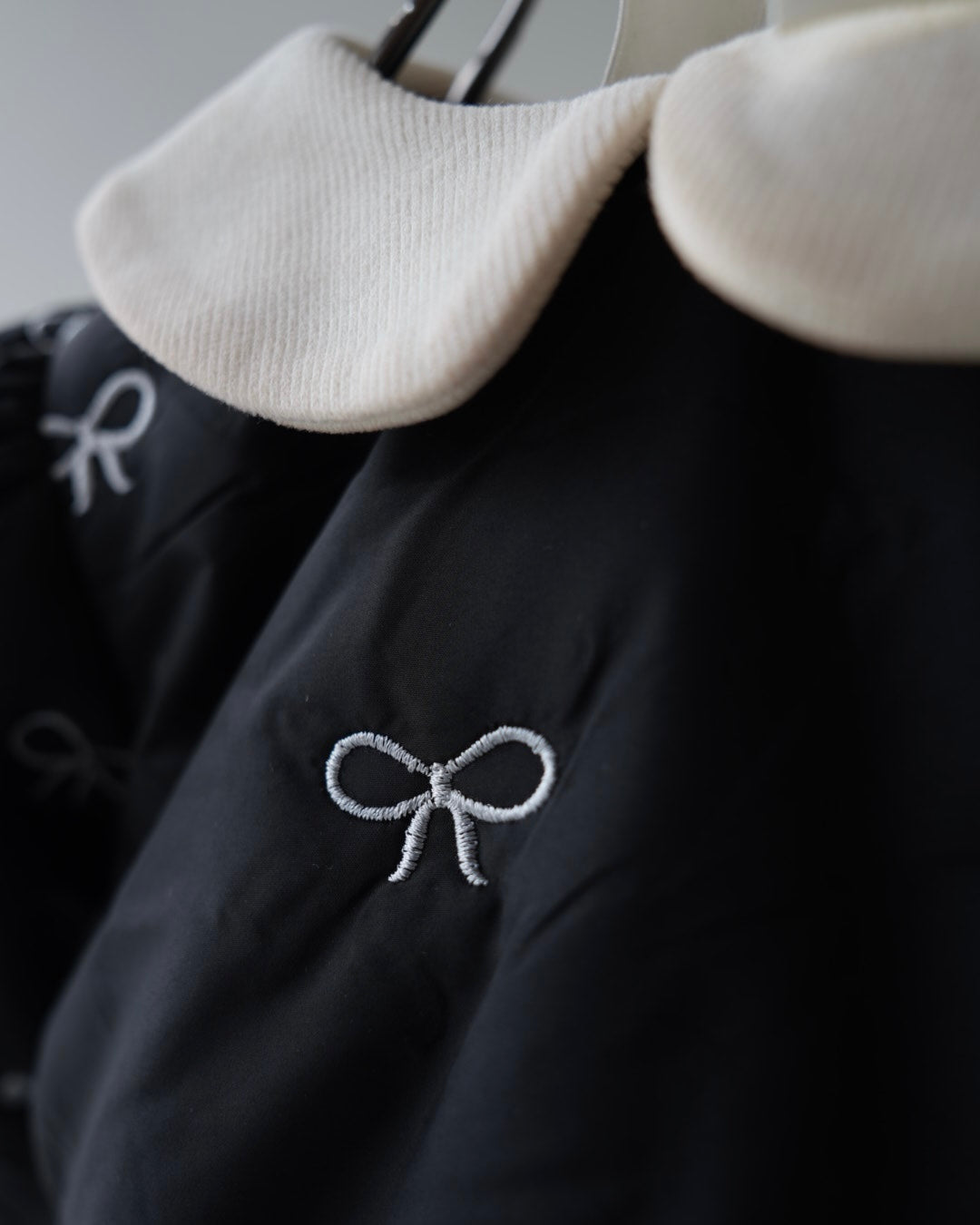 ボンネ付中綿リボンステッチロンパース