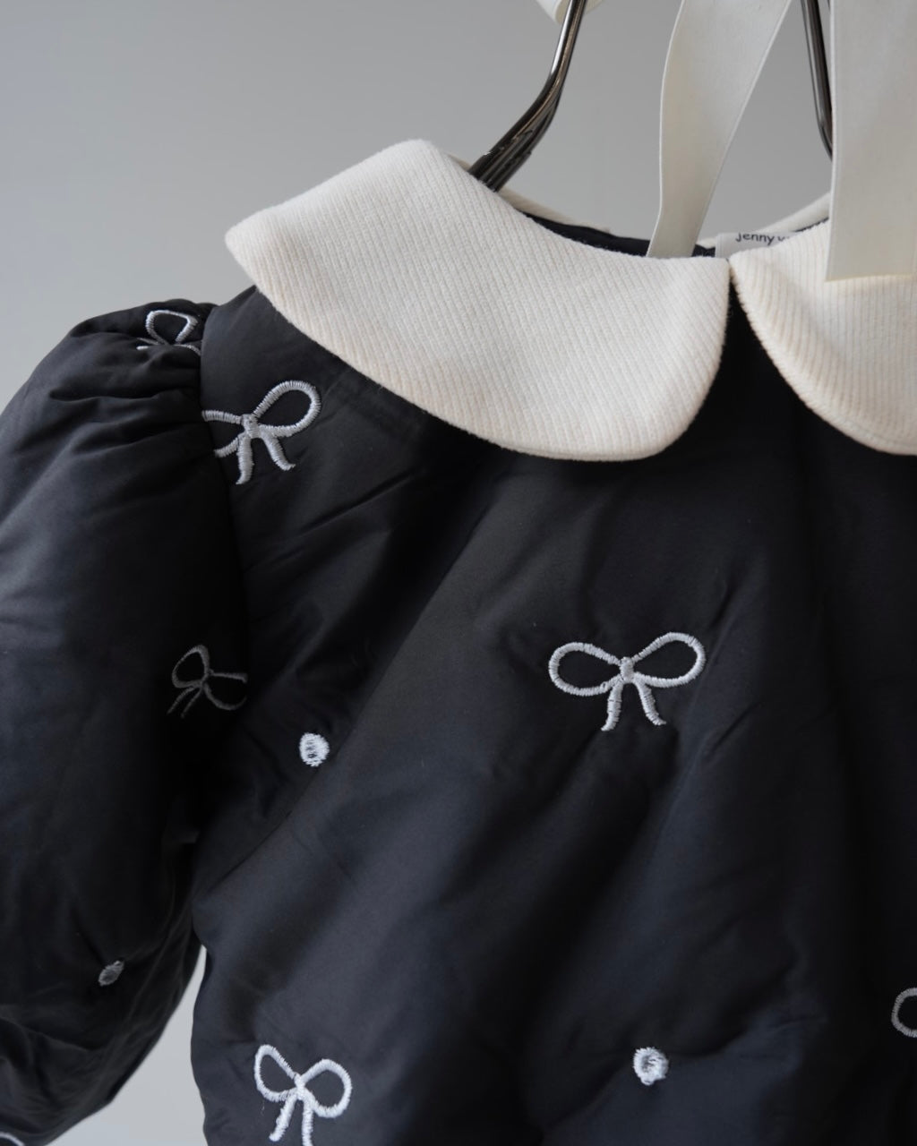 ボンネ付中綿リボンステッチロンパース