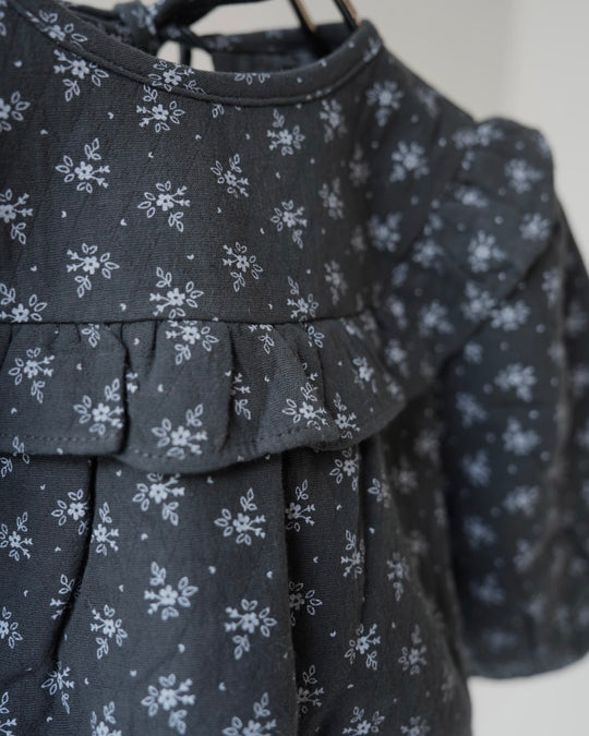 小花柄うす綿入りガーゼロンパース