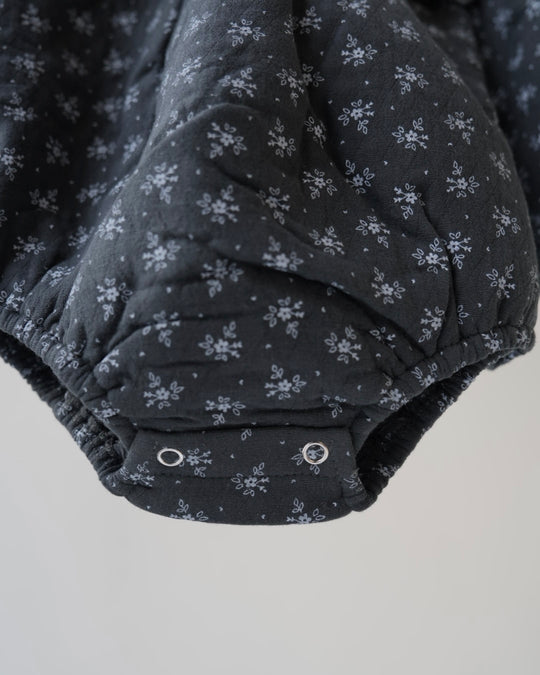 小花柄うす綿入りガーゼロンパース