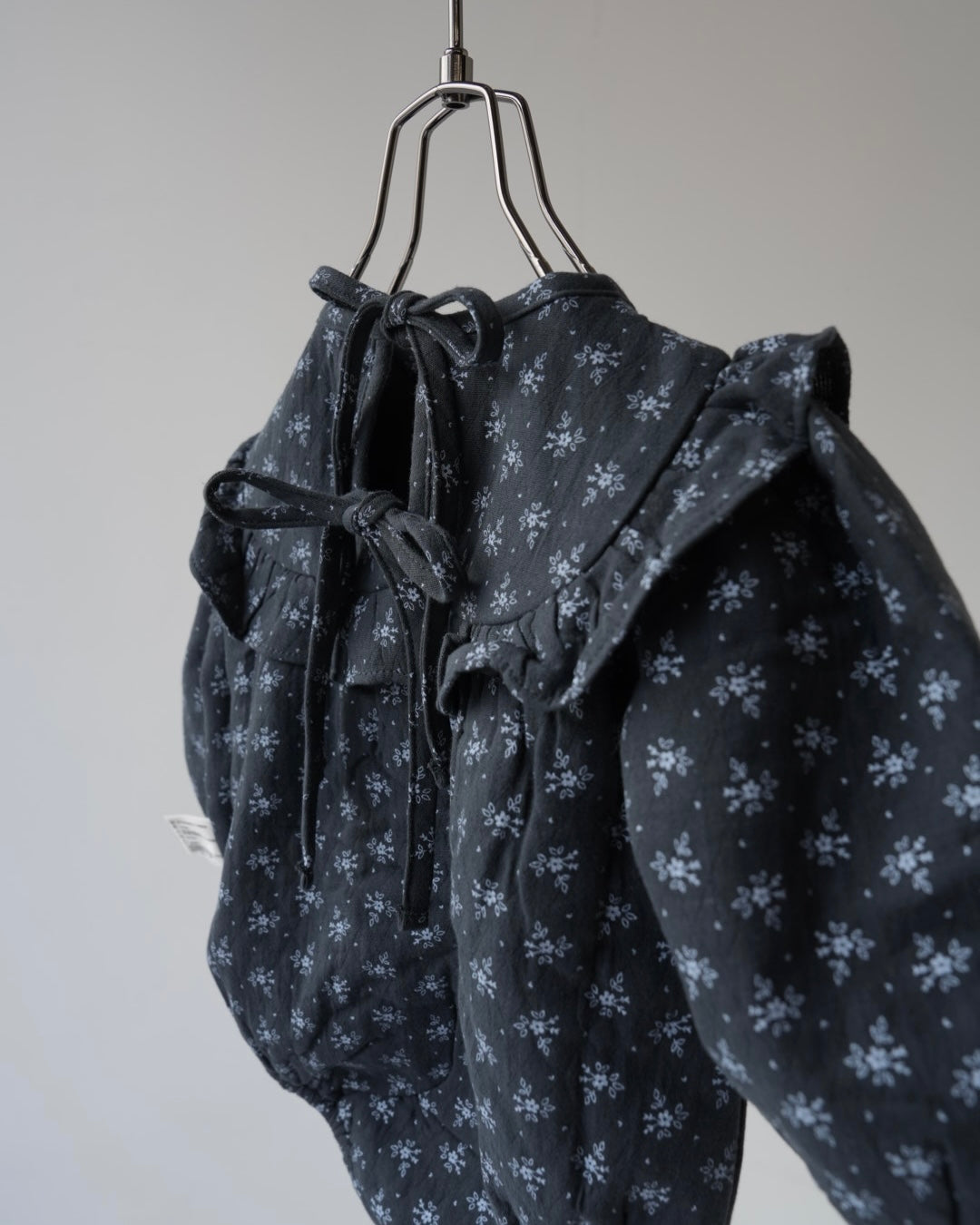 小花柄うす綿入りガーゼロンパース