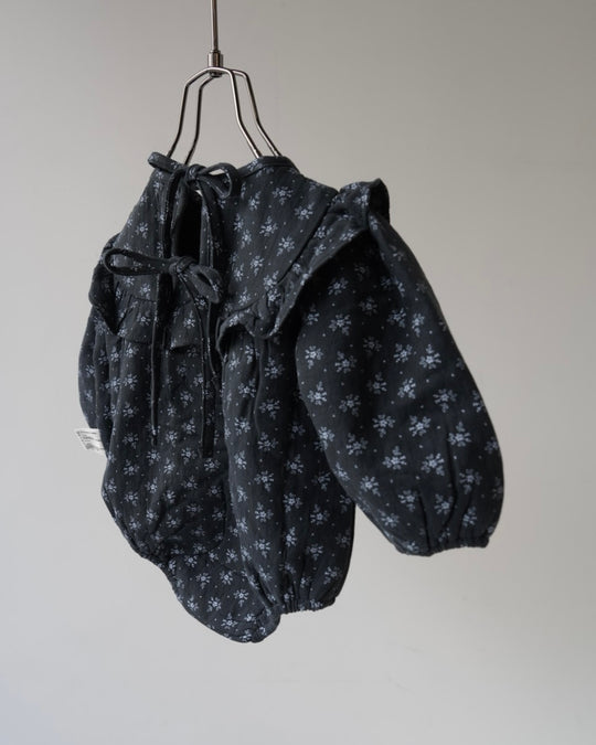 小花柄うす綿入りガーゼロンパース