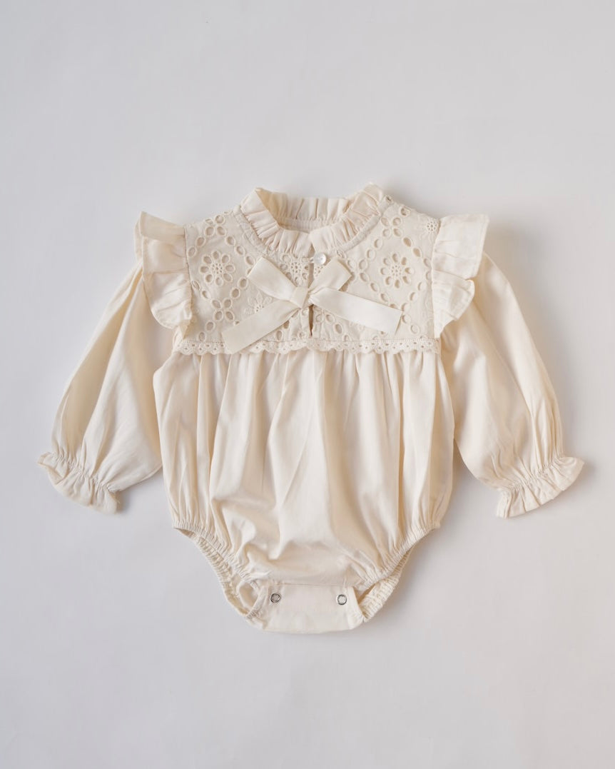 レースビブリボンロンパース