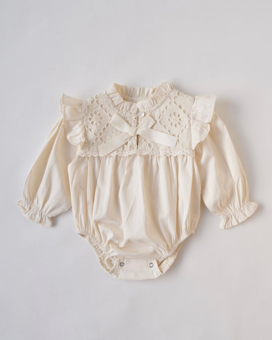 レースビブリボンロンパース