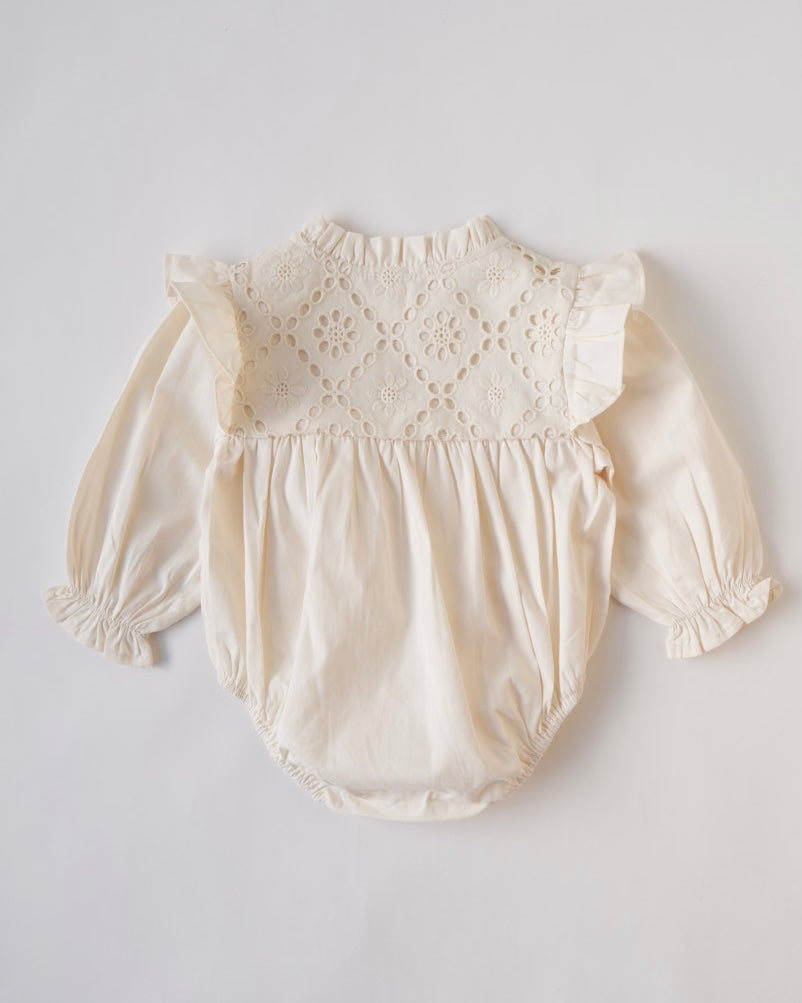 レースビブリボンロンパース