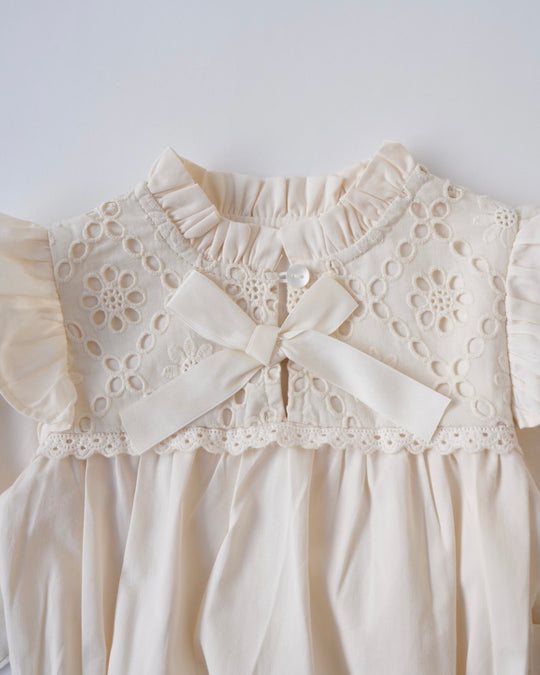 レースビブリボンロンパース