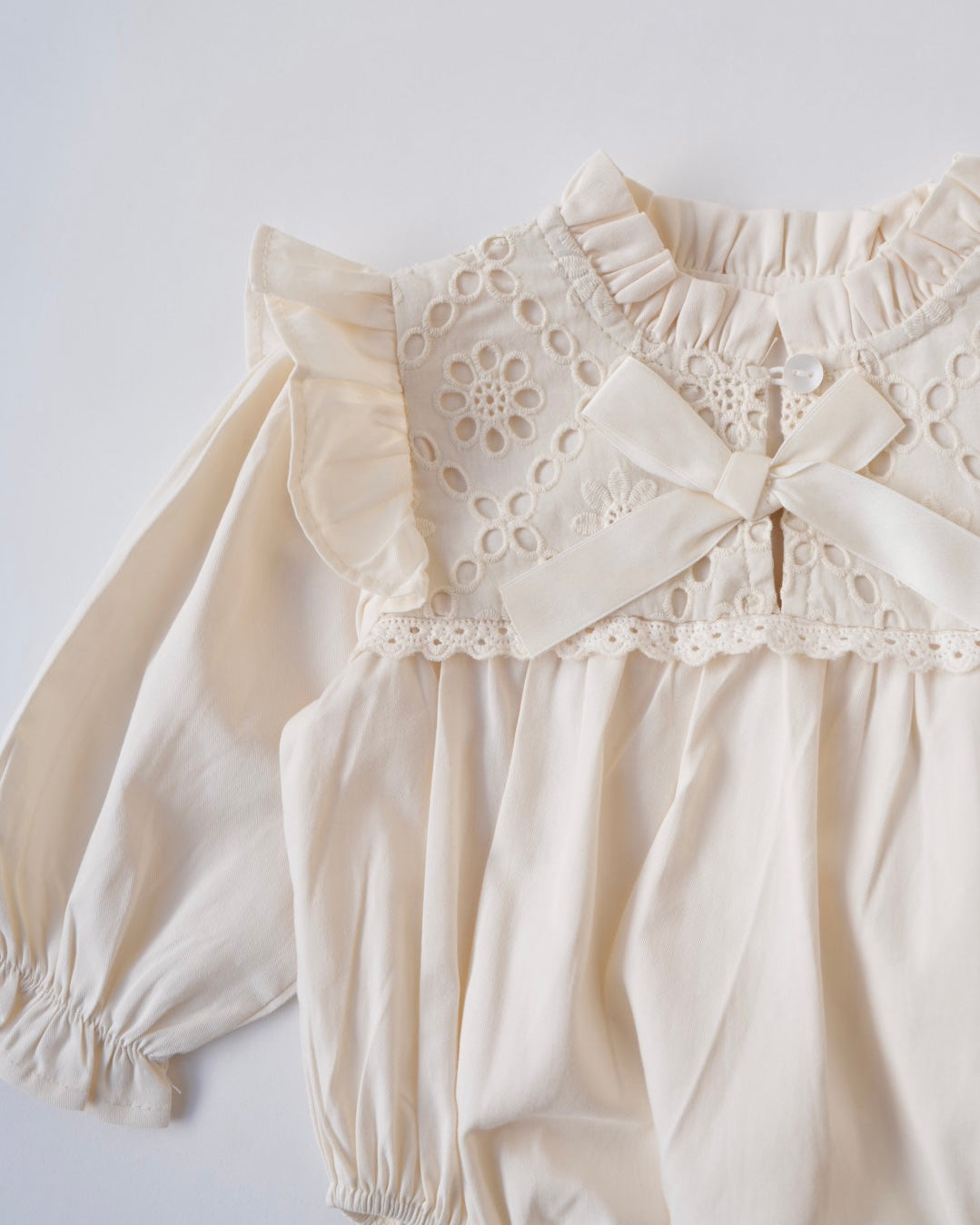 レースビブリボンロンパース